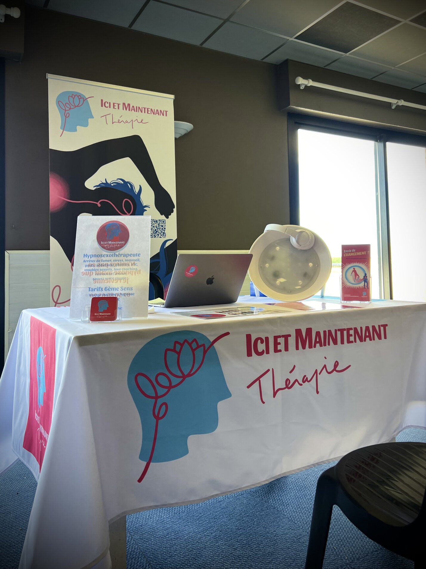 Stand événementiel du cabinet Ici et Maintenant Thérapie à Vannes